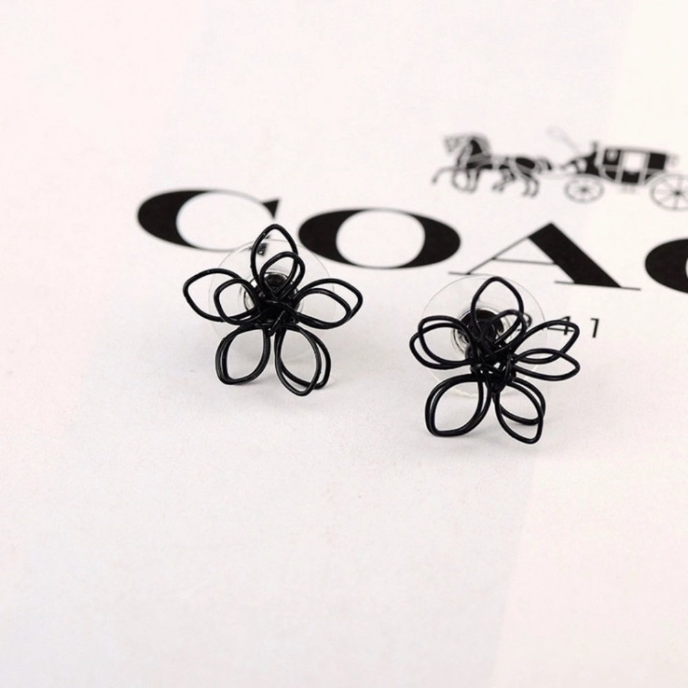 BRAND NEW beautiful black flower earrings!!